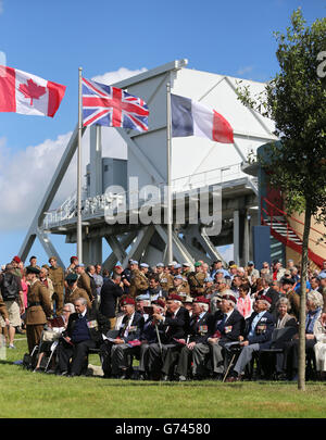 Veteranen der Normandie versammeln sich unter der aktuellen Pegasus-Brücke in Ranville, Frankreich, zu einer Gedenkfeier zum 70. Jahrestag der Landungen des D-Day während des Zweiten Weltkriegs Stockfoto