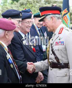 Der Prinz von Wales trifft Veteranen in der Nähe der Pegasus Brücke während der D-Day Gedenkfeiern in Ranville, Frankreich. Stockfoto