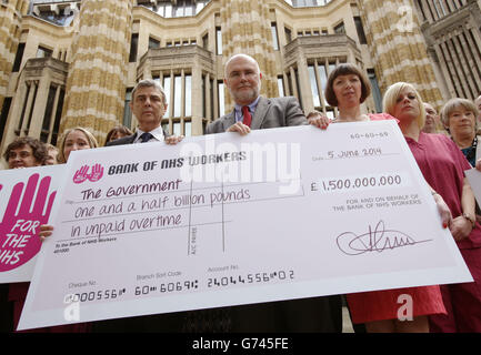 (Mitte von links nach rechts) Dave Prentis, GENERALSEKRETÄR DER UNISON, Dr. Mark Porter, Vorsitzender des Rates der British Medical Association, und Frances O'Grady, Generalsekretär der TUC, vor dem Hauptsitz des Gesundheitsministeriums in Whitehall, im Zentrum von London, Während Gewerkschaften, die über eine Million NHS-Mitarbeiter vertreten, landesweit Demonstrationen veranstalten, um gegen die Regierung wegen der Bezahlung zu protestieren. Stockfoto