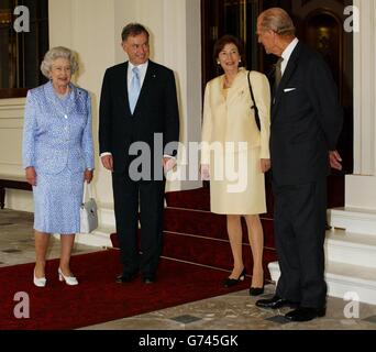 Die britische Königin Elizabeth II. Und der Herzog von Edinburgh (rechts) verabschieden sich nach dem Mittagessen im Buckingham Palace in London von Bundespräsident Horst Kohler und seiner Frau Eva. Die Königin wird noch in diesem Jahr Deutschland einen Staatsbesuch machen, kündigte Buckingham Palace an. Zuletzt besuchte sie die Bundesrepublik im Juli 2000, um die neue britische Botschaft in Berlin, der restaurierten Hauptstadt des wiedervereinigten Deutschlands, zu eröffnen, und besuchte im Oktober 1992, Mai 1978 und Mai 1965 staatliche Besuche. Stockfoto