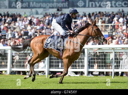 Umwerfend von der Jockey Seamie Heffernan vor den Investec Oaks (in Erinnerung an Sir Henry Cecil) während des Investec Ladies Day auf der Epsom Downs Racecourse, Surrey, geritten. Stockfoto