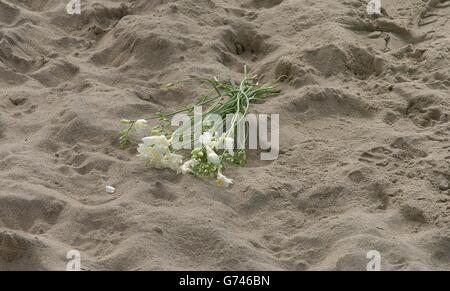 Ein kleiner Haufen Senken links am Strand bei Yaverland in der Nähe von Sandown auf der Isle of Wight, wo ein zweijähriger Junge starb, wurde getötet, als gestern ein Auto 12 Meter von einem Parkplatz zum Strand stürzte. Stockfoto