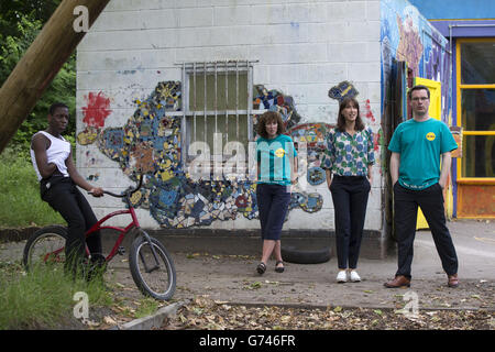 Samantha Cameron (zweite rechts), die Frau des Premierministers David Cameron, während eines Besuchs des Lady Allen Adventure Playground, der von den Charity KIDS in Wandsworth zum Beginn der Betreuungswoche betrieben wird. Stockfoto