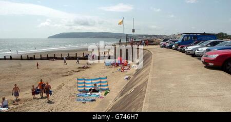 Der Strand und Parkplatz in Yaverland bei Sandown auf der Isle of Wight, wo ein zweijähriger Junge starb, wurde getötet, als gestern ein Auto 12 Meter von einem Parkplatz an den Strand stürzte. Stockfoto