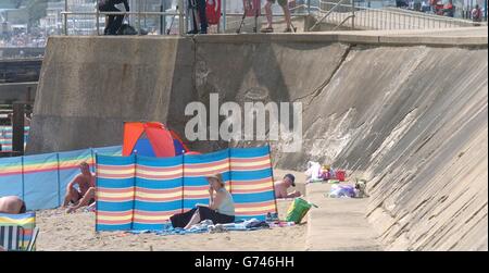 Der Strand von Yaverland in der Nähe von Sandown auf der Isle of Wight, wo ein zweijähriger Junge starb, wurde getötet, als gestern ein Auto 12 Meter von einem Parkplatz an den Strand stürzte. Stockfoto