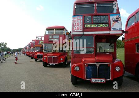 50. Geburtstag Routemaster-Busse Stockfoto