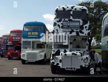 Routemaster-Busse standen im Finsbury Park, London, an, um den 50. Geburtstag der legendären Busse in der Hauptstadt zu feiern. Der Bürgermeister von London, Ken Livingstone, hat die älteren Fahrzeuge schrittweise ausgemerzelt und durch neue „Bendy“-Busse ersetzt. Stockfoto