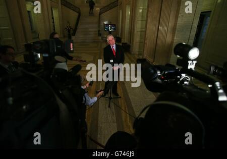 Der stellvertretende irische Premierminister (Tanaiste) Eamon Gilmore im Parlamentsgebäude in Stormont, Belfast, nachdem er heute in Belfast mit nordirischen Parteiführern zusammentreffen musste, um die Gespräche über Paraden, Flaggen und die Vergangenheit im Vorfeld der traditionellen Marschsaison in Nordirland voranzubringen. Stockfoto