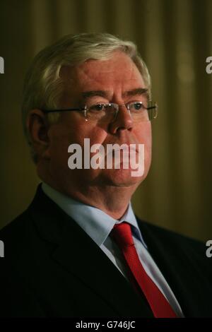 Der stellvertretende irische Premierminister (Tanaiste) Eamon Gilmore im Parlamentsgebäude in Stormont, Belfast, nachdem er heute in Belfast mit nordirischen Parteiführern zusammentreffen musste, um die Gespräche über Paraden, Flaggen und die Vergangenheit im Vorfeld der traditionellen Marschsaison in Nordirland voranzubringen. Stockfoto