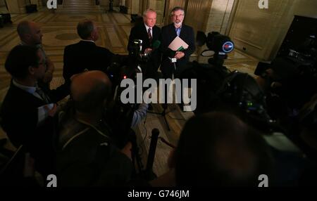 Der stellvertretende erste Minister Martin McGuinness (links) und Sinn-Fein-Führer Gerry Adams sprechen nach einem Treffen nordirischer Parteiführer heute in Belfast mit den Medien, um die Gespräche über Paraden, Flaggen und die Vergangenheit im Vorfeld der traditionellen nordirischen Marschsaison voranzutreiben. Stockfoto