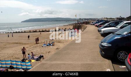 Der Strand von Yaverland in der Nähe von Sandown auf der Isle of Wight, wo ein zweijähriger Junge starb, wurde getötet, als gestern ein Auto 12 Meter von einem Parkplatz an den Strand stürzte. Stockfoto