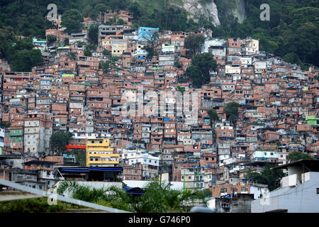 Ein allgemeiner Blick auf das Rocinha Favela Viertel mit Blick auf den Complexo Esportivo da Rocinha. Stockfoto