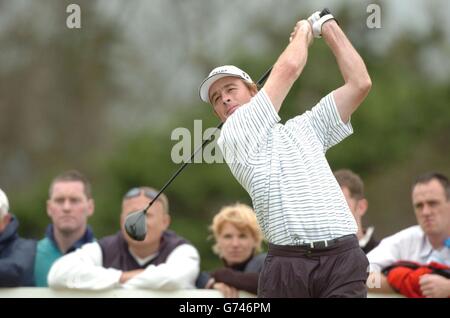 Der Australier Brett Rumford spielt seinen Abschlag beim vierten, in der Finalrunde der Nissan Irish Open, im County Louth Golf Club, Baltray, Co Louth, Irland. Rumford führt das Turnier mit zwölf unter Par nach dem sechsten Loch zum Zeitpunkt des Sendens. Stockfoto