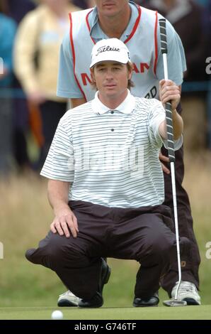 Brett Rumford von Australias misst einen Putt auf dem neunten Grün, bevor er in der vierten Runde der Nissan Irish Open im County Louth Golf Club, Baltray, Co Louth, Irland, PAR macht. Stockfoto