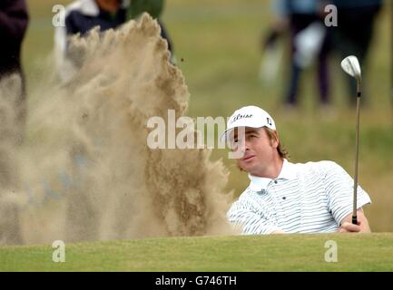 Brett Rumford von Australias spielt aus einem Bunker auf das zwölfte Grün, um in der vierten Runde der Nissan Irish Open im County Louth Golf Club, Baltray, Co Louth, Irland, Par zu sparen. Stockfoto