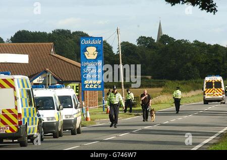 Die Polizei besuchte den Schauplatz an der Tankstelle auf der A19 in North Yorkshire, wo Mark Hobson, der Mann, der wegen zweier Doppelmorde verhört werden wollte, verhaftet wurde. Die Polizei wollte Hobson im Zusammenhang mit dem Mord an den Zwillingen Claire und Diane Sanderson und einem älteren Paar, James und Joan Britton, in derselben Nacht befragen. Stockfoto