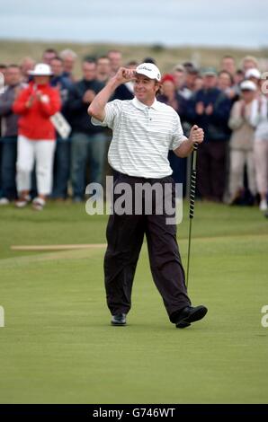 Australiens Brett Rumford begrüßt die Zuschauer nach dem Gewinn der Nissan Irish Open im County Louth Golf Club, Baltray, Co Louth, Irland. Stockfoto