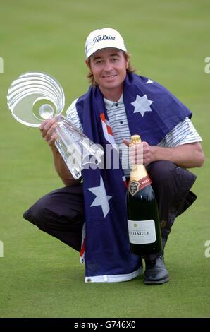 Der australische Brett Rumford hält seine Trophäe nach dem Gewinn der Nissan Irish Open im County Louth Golf Club, Baltray, Co Louth, Irland. Stockfoto