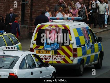 Ein Polizeiwagen mit großen Plakaten des Flüchtenden Mark Hobson fuhr über das Wochenende durch die Gegend von York, Selby Camblesforth, um weiterhin Hilferufe zu erbitten, Hobson zu finden, der wegen der Befragung von vier Morden in North Yorkshire gesucht wurde. Stockfoto