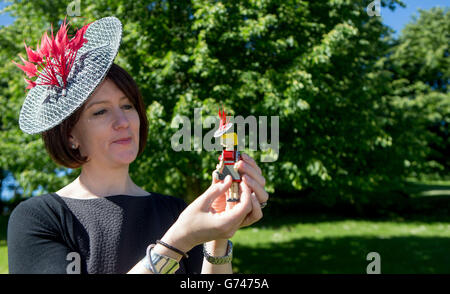 Royal Warrant of Appointment to her Majesty The Queen Milliner Rachel Trevor Morgan bringt den letzten Schliff an Legoland Windsor Resort 10 cm Modell von Zara Phillips und sechs anderen Mitgliedern der Royal Familie, die Miniaturhüte für Royal Ascot erhalten haben, Die Zahlen sind bis zum 21. Juni im Miniland zu sehen. Stockfoto