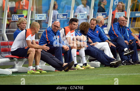 Fußball - FIFA Fußball-Weltmeisterschaft 2014 - Gruppe B - Spanien gegen Niederlande - Niederländische Trainingseinheit - Arena Fonte Nova. Robin Van Persie (Mitte) und Arjen Robben (links) Stockfoto