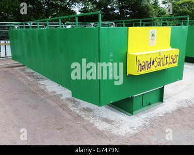 Vorbereitungen für das Glastonbury Festival. Neue Langtropfentoiletten werden als Vorbereitungen für das Glastonbury Festival installiert. Stockfoto