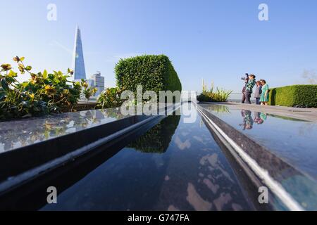 Allgemeiner Blick auf den Dachgarten von Nomura in der City of London mit Blick auf die Themse und den Shard, der im Rahmen des Open Garden Squares Weekend am 14. Und 15. Juni erstmals für die Öffentlichkeit zugänglich sein wird. Stockfoto