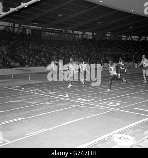 Der amerikanische Sprinter Mel Lattany gewinnt das 100-m-Finale in 10.24 Sekunden, wobei der ghanaische Ernest Obeng (39) den zweiten Platz belegt. Stockfoto