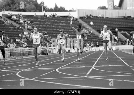 Der Amerikaner Mel Lattany gewinnt die 100 m bei den British Games, gefolgt von Cameron Sharp (5) und Mike MacFarlane (8). Stockfoto