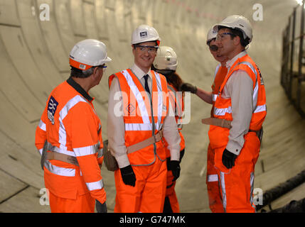 Kanzler George Osborne (zweite links) bei einem Besuch einer Crossrail-Baustelle in North Woolwich. Stockfoto