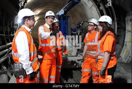 Kanzler George Osborne (zweite links) spricht mit den Auszubildenden Chantelle Millar (rechts) und Shane McHugh (zweite rechts) während eines Besuchs auf einer Crossrail-Baustelle in North Woolwich. Stockfoto