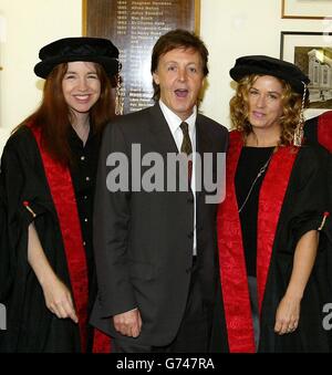 Sir Paul McCartney mit zwei Mitgliedern der Band The Bangles, Vicki Peterson (rechts) und Michael Steele, die während einer Zeremonie in der Liverpool Philharmonic Hall zu Gefährten des Liverpool Institute for Performing Arts wurden, für ihren Beitrag zu Kunst und Unterhaltung und für den Austausch von Fachwissen mit LIPA-Studenten. Stockfoto