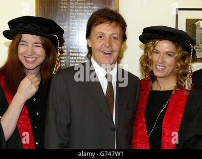 Sir Paul McCartney mit zwei Mitgliedern der Band The Bangles, Vicki Peterson (rechts) und Michael Steele, die während einer Zeremonie in der Liverpool Philharmonic Hall zu Gefährten des Liverpool Institute for Performing Arts wurden, für ihren Beitrag zu Kunst und Unterhaltung und für den Austausch von Fachwissen mit LIPA-Studenten. Stockfoto