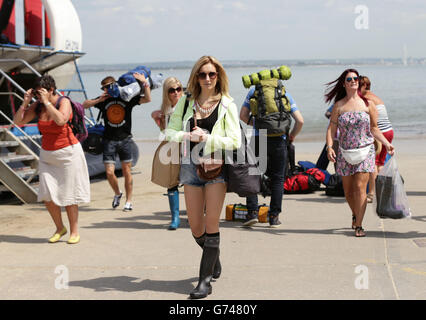 Festivalbesucher kommen mit dem Hovertravel Hovertravel Hovercraft in Ryde an, bevor es zum Isle of Wight Festival geht. Stockfoto