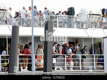 Festivalbesucher, die mit der Wightlink-Fähre in Ryde ankommen, kommen zum Isle of Wight Festival. Stockfoto