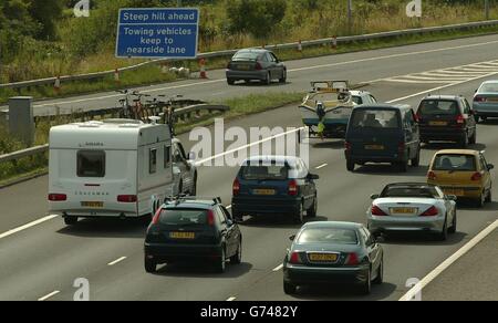 Ein neues Schild an der Autobahn M5 in Richtung Süden nahe Bristol empfiehlt den Caravanern, die Innenseiten zu nutzen, um die Urlaubsausschläge zu verringern, wenn die Menschen in das westliche Land reisen. Die Pilotinitiative der Highways Agency in Naish Hill, südlich der Avonmouth-Brücke, zielt darauf ab, den Verkehrsfluss zu beschleunigen und die Staus auf der zwei Meilen langen Straße freitags und samstags während der Hauptverkehrszeiten zu verringern. Stockfoto