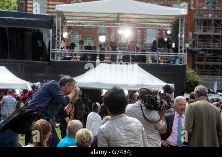 24. Juni 2016-Media Zelte und Menschen, Interviews zu geben am College Green, Westminster am Tag nach der Abstimmung die EU verlassen Stockfoto