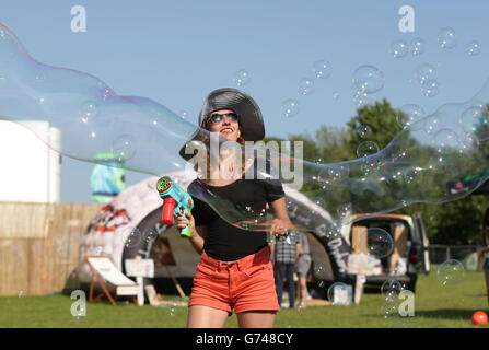 Festivalbesucher reagieren auf riesige Blasen beim Isle of Wight Festival im Seaclose Park, Newport, Isle of Wight. DRÜCKEN SIE VERBANDSFOTO. Bilddatum: Freitag, 13. Juni 2014. Siehe PA Story SHOWBIZ Festival. Das Foto sollte lauten: Yui Mok/PA Wire Stockfoto