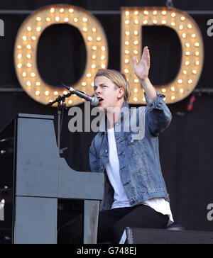 Tom Odell tritt auf der Hauptbühne beim Isle of Wight Festival in Seaclose Park, Newport, Isle of Wight auf. DRÜCKEN SIE VERBANDSFOTO. Bilddatum: Freitag, 13. Juni 2014. Siehe PA Story SHOWBIZ Festival. Das Foto sollte lauten: Yui Mok/PA Wire Stockfoto