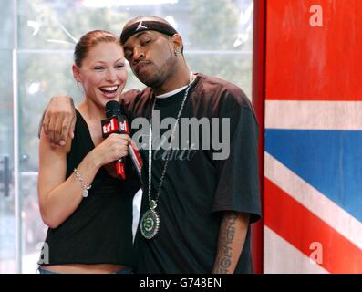 MTV-Moderatorin Emma Griffiths mit dem US-Rap-Künstler Lloyd Banks während seines Gastauftritts in MTV's TRL - Total Request Live - Show in ihren neuen Studios am Leicester Square im Zentrum von London. Stockfoto