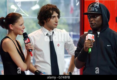 Die Moderatoren Emma Griffiths und Alex Zane (Mitte) von MTV mit dem ehemaligen Big Brother-Hausgenossen Victor Ebuwa während seines Gastauftritts in der TRL - Total Request Live - Show von MTV in ihren neuen Studios am Leicester Square im Zentrum von London. Stockfoto