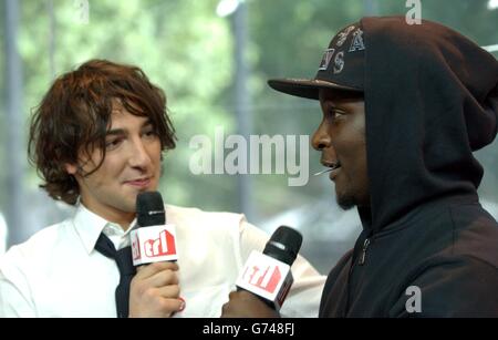 MTV-Moderator Alex Zane (links) mit dem ehemaligen Big Brother-Mitbewohner Victor Ebuwa während seines Gastauftritts in der TRL - Total Request Live - Show von MTV in ihren neuen Studios am Leicester Square im Zentrum von London. Stockfoto