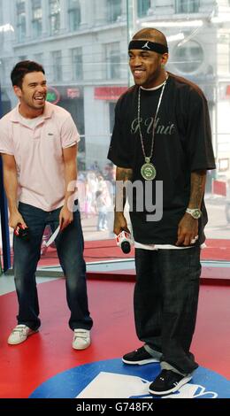 MTV-Moderator Dave Berry (links) mit US-Rap-Künstler Lloyd Banks während seines Gastauftritts auf MTV's TRL - Total Request Live - Show, in ihren neuen Studios im Leicester Square im Zentrum von London. Stockfoto