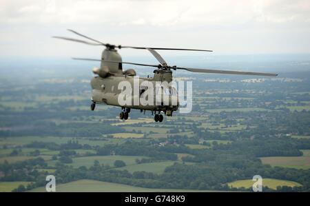 Der neue Chinook Mk6 Hubschrauber im Flug über Hampshire während einer Enthüllung bei RAF Odiham in Hampshire. Stockfoto