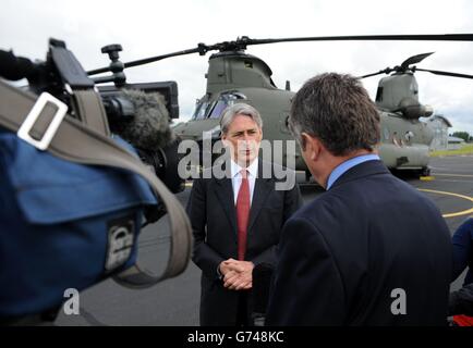 Verteidigungsminister Philip Hammond spricht mit den Medien, während er vor dem neuen Hubschrauber Chinook Mk6 bei seiner Enthüllung in RAF Odiham in Hampshire steht. Stockfoto