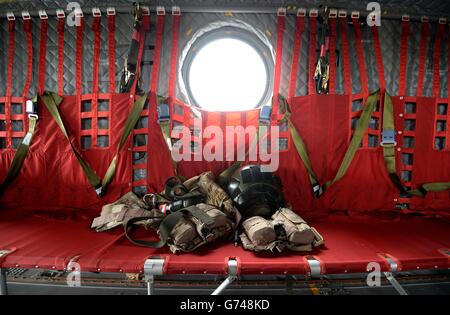 Eine allgemeine Ansicht des Kits, das auf einem Sitz im neuen Chinook Mk6 Hubschrauber während einer Enthüllung bei RAF Odiham in Hampshire liegt. Stockfoto