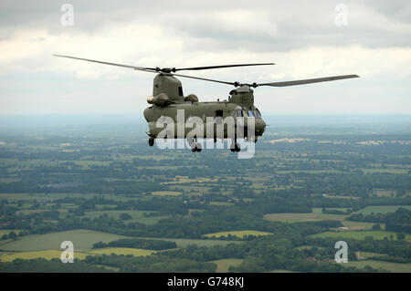 Der neue Chinook Mk6 Hubschrauber im Flug über Hampshire während einer Enthüllung bei RAF Odiham in Hampshire. Stockfoto