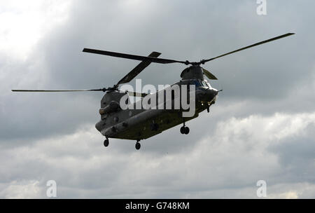 Verteidigungsminister Philip Hammond kommt in einem Mk4 Chinook zur Enthüllung des neuen Hubschraubers Chinook Mk6 bei RAF Odiham in Hampshire an Stockfoto