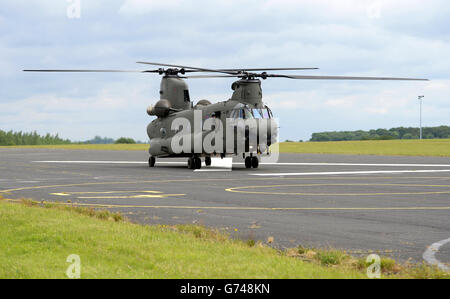 Der neue Hubschrauber Chinook Mk6 bei einer Enthüllung bei RAF Odiham in Hampshire. Stockfoto