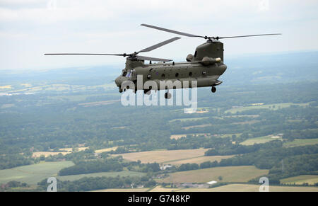 Der neue Chinook Mk6 Hubschrauber im Flug über Hampshire während einer Enthüllung bei RAF Odiham in Hampshire. Stockfoto